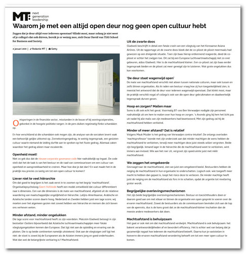 De deur staat wagenwijd open plaatje